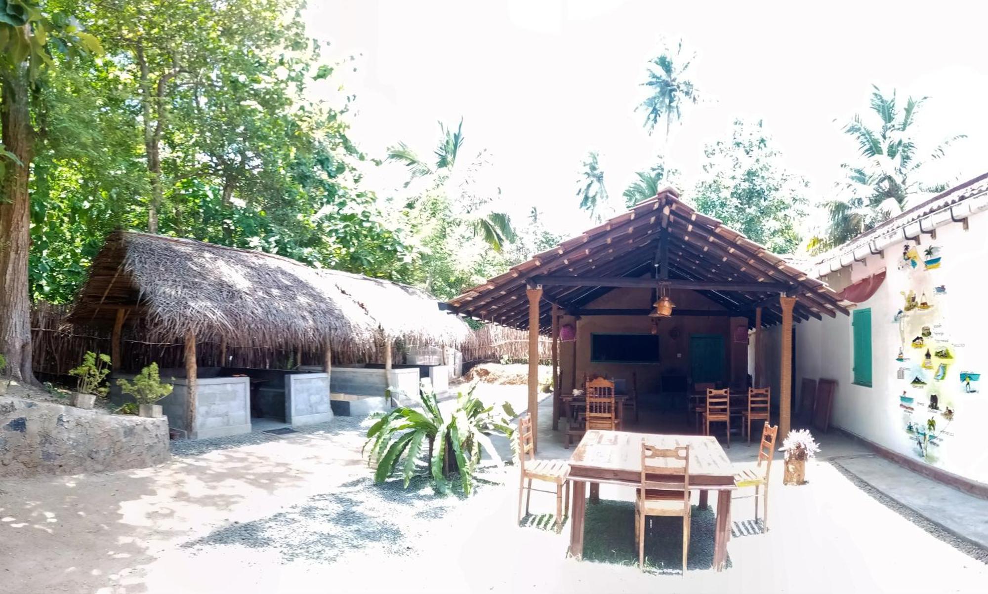 Lazy Monkey Surfhostel - Sri Lanka Dickwella Exterior foto